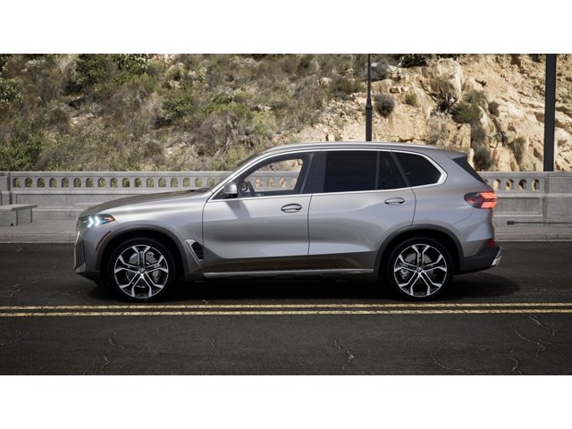 Used 2026 Skyscraper Grey Metallic BMW xDrive40i image 4