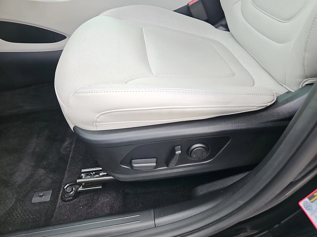Used 2023 Phantom Black Pearl Hyundai SEL image 17