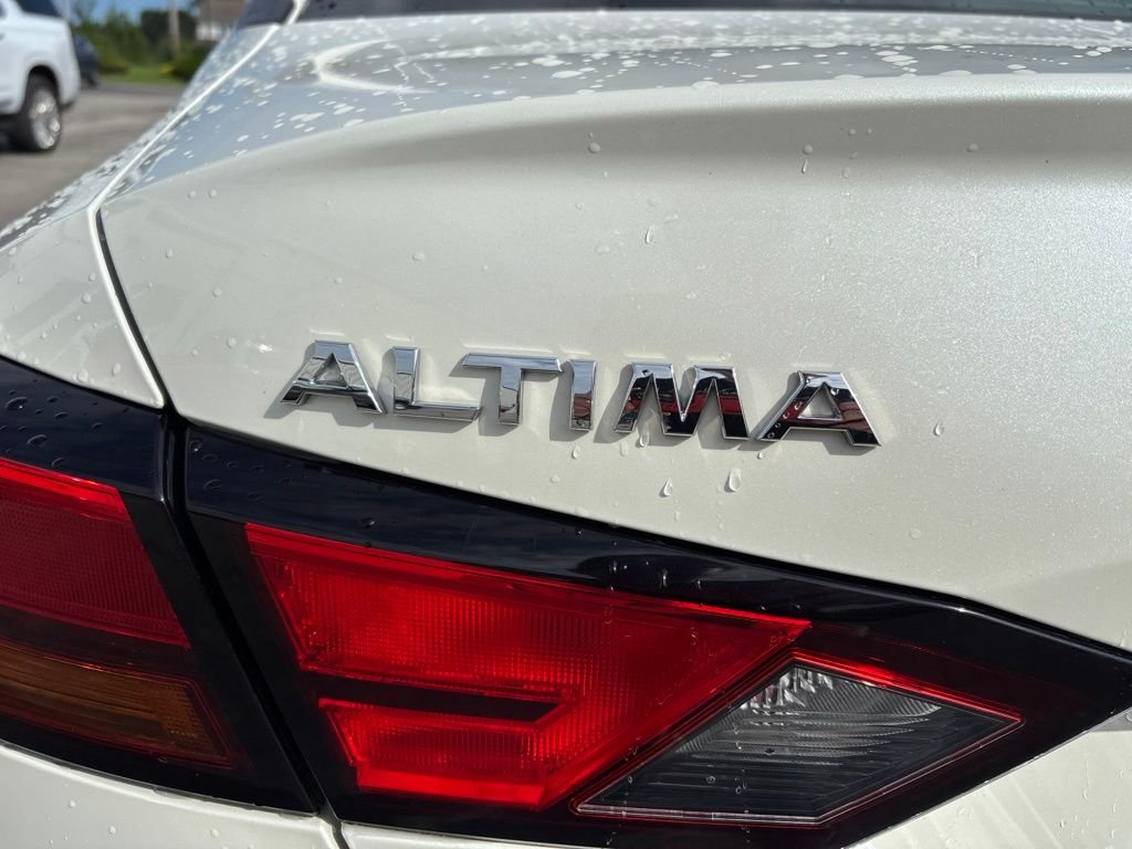 Used 2019 White Nissan 2.5 SR image 15