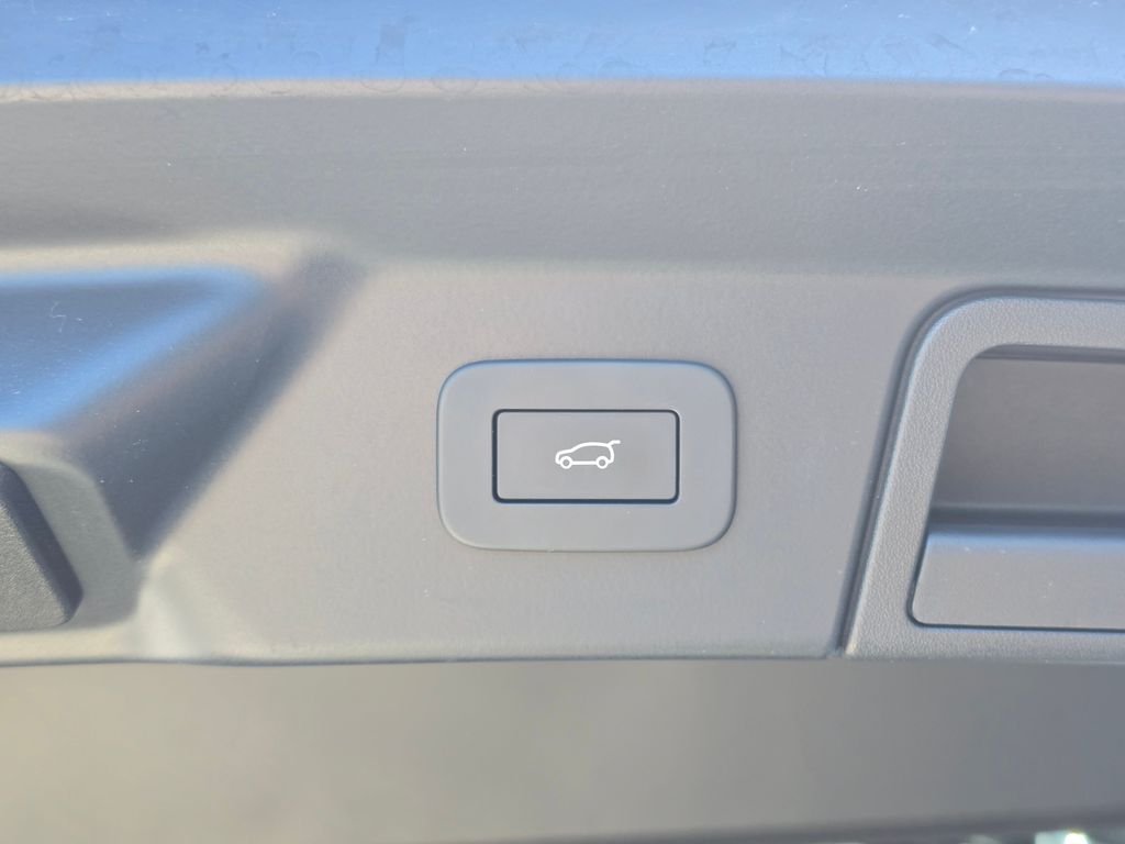 Certified Used 2025 White Land Rover Dynamic SE image 16