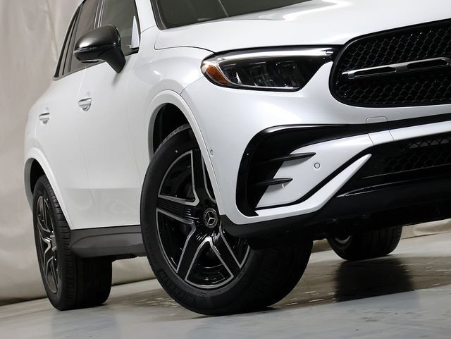 New 2026 MANUFAKTUR Moonlight White Metallic Mercedes-Benz GLC 300 image 4