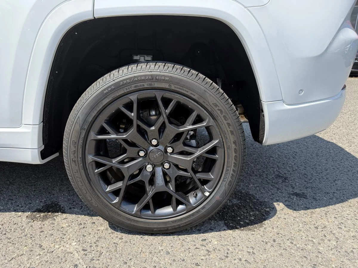 New 2026 White Jeep Summit image 11