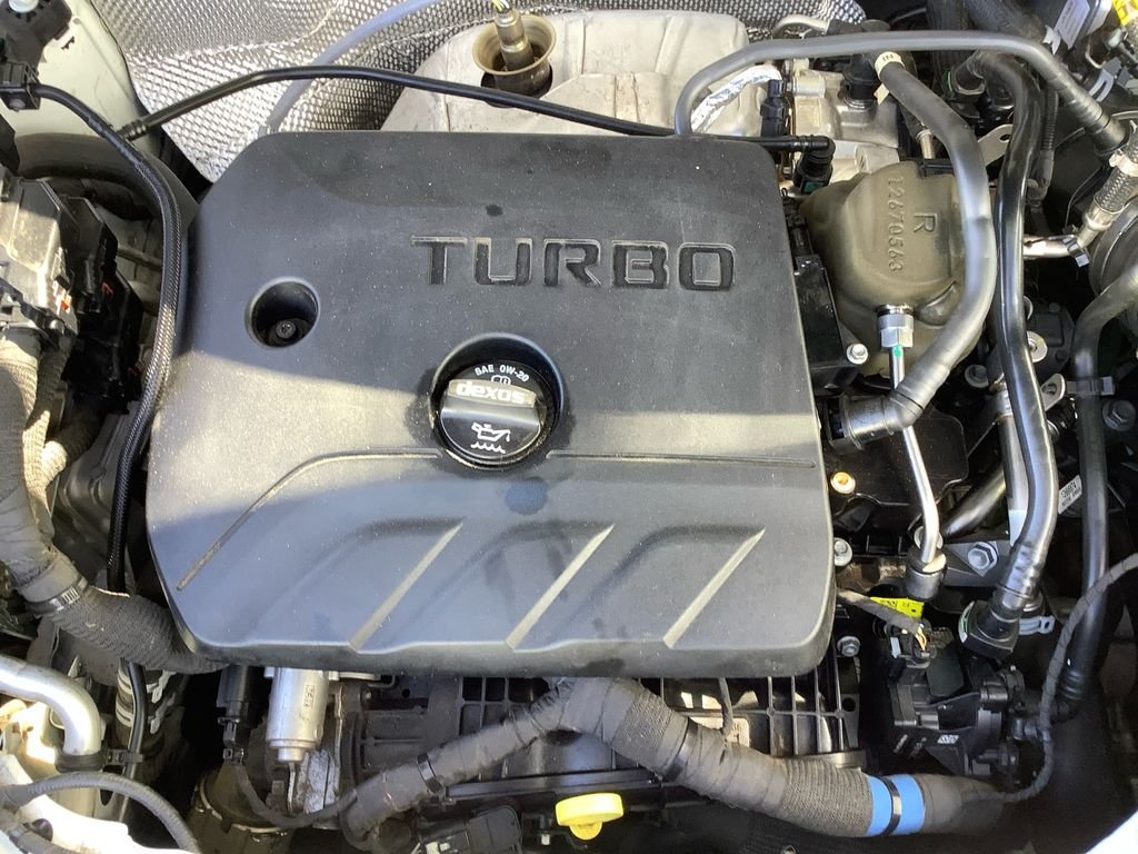 Used 2022 White Chevrolet LT image 21