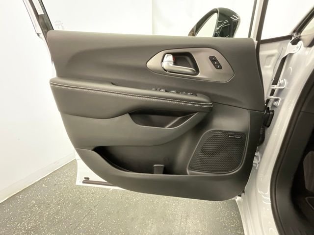 New 2027 Bright White Clear-Coat Exterior Paint Chrysler Limited image 9