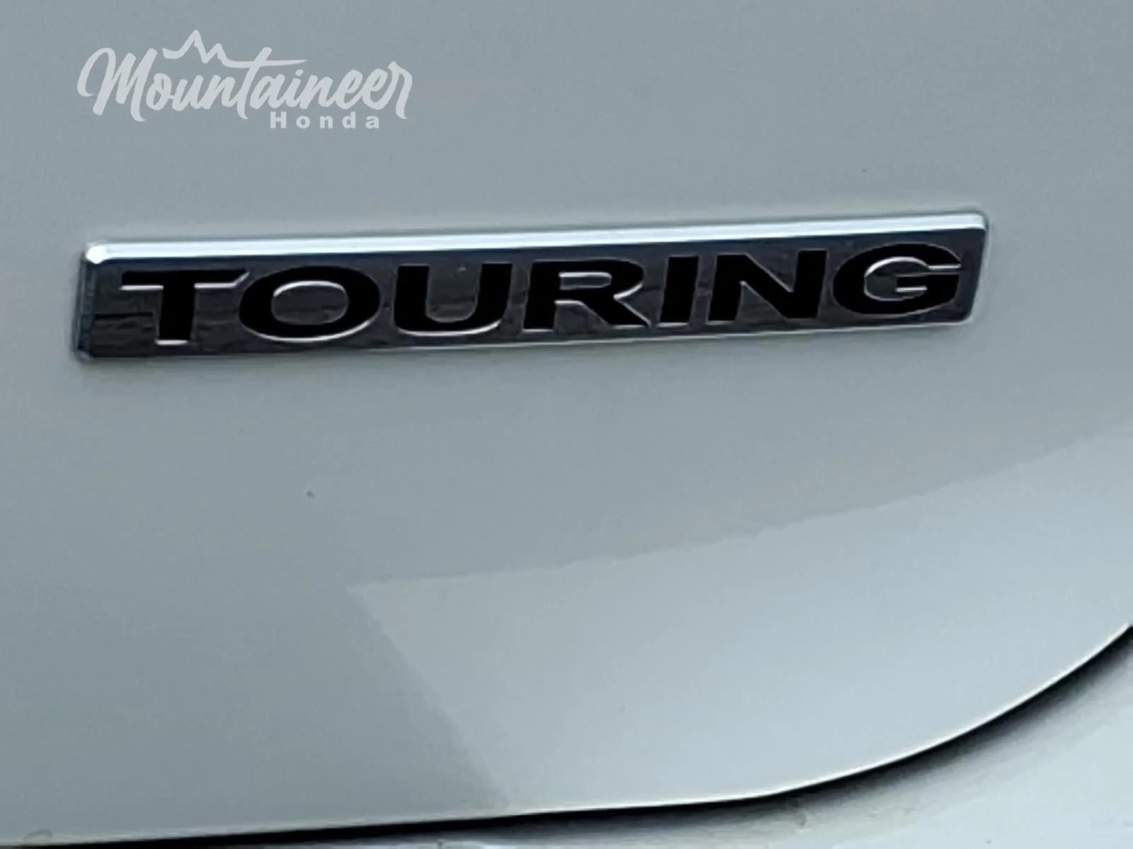 Used 2025 Platinum White Pearl Honda Touring image 27