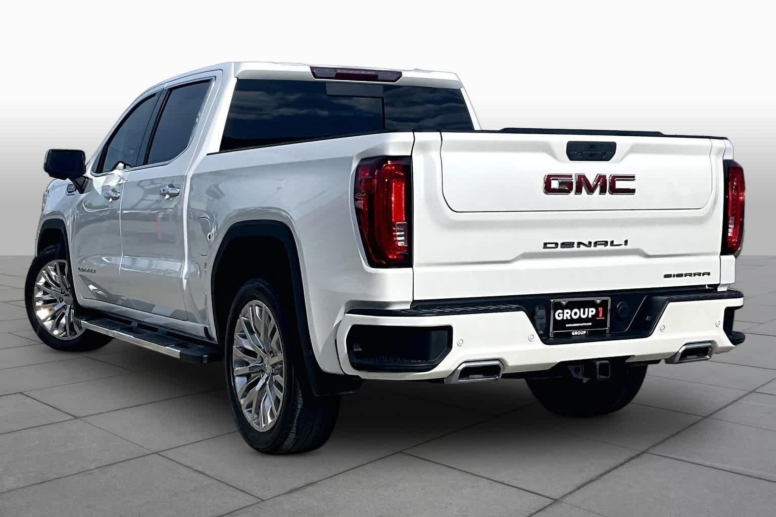 Used 2022 White Frost Tricoat GMC Denali image 12