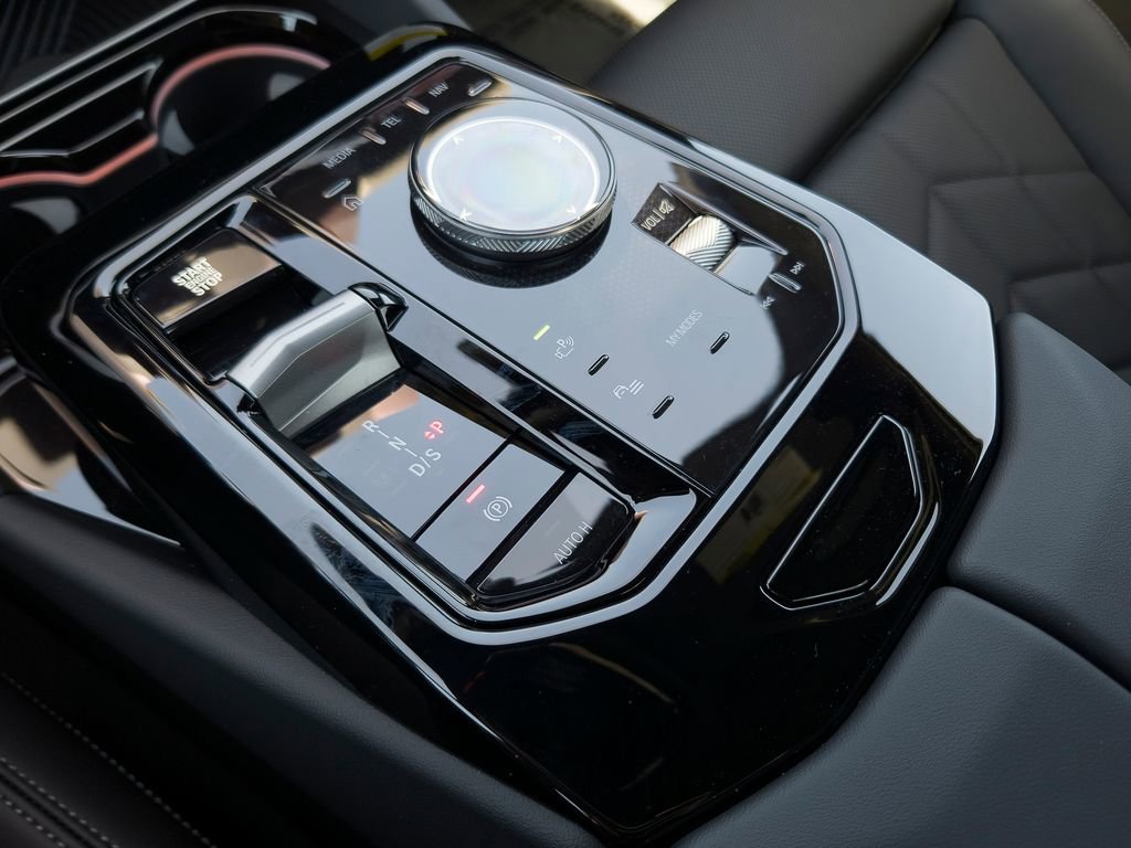 New 2026 Black Sapphire Metallic BMW 550e xDrive image 10