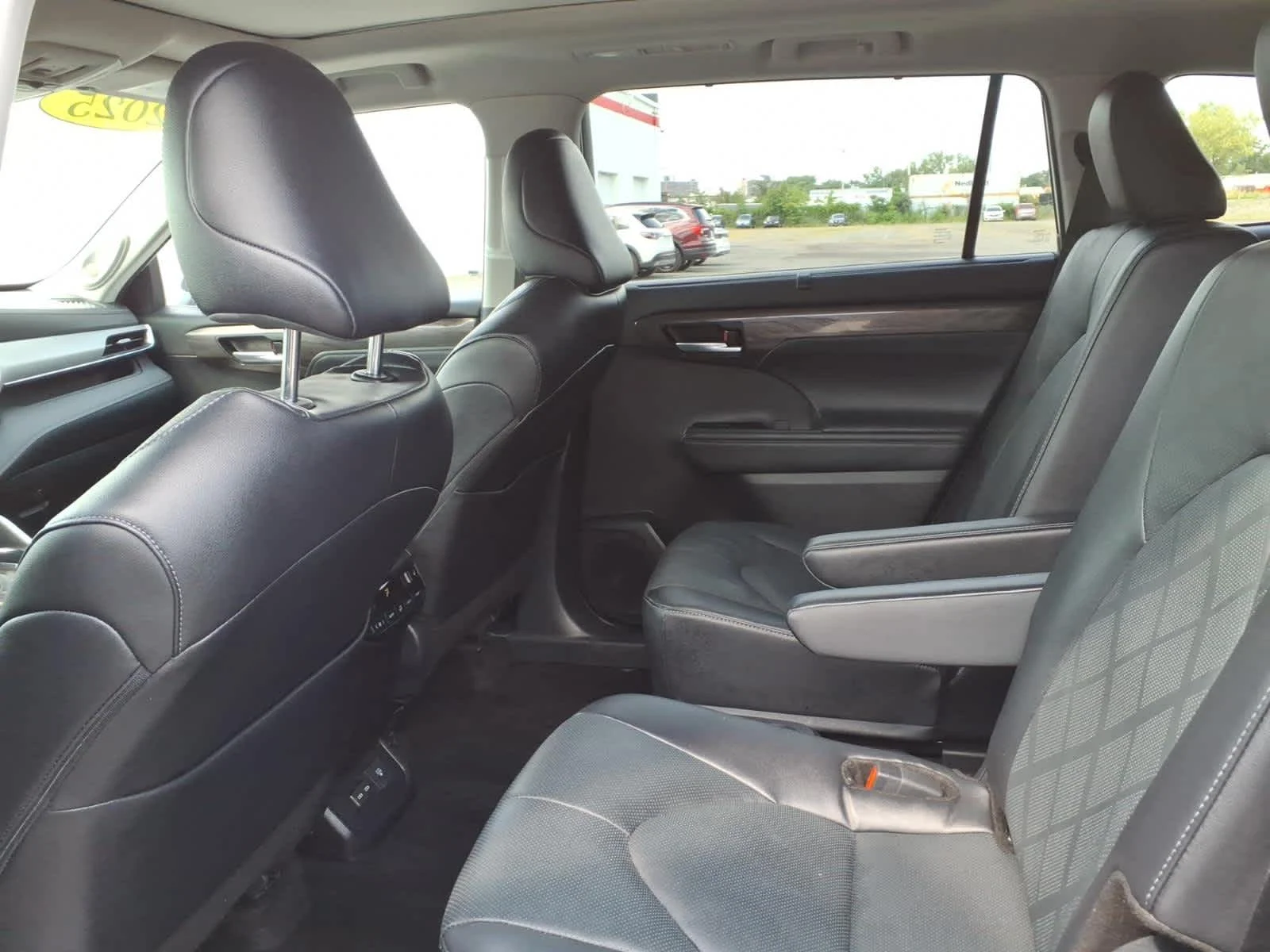 2025 Toyota Highlander Platinum - Photo 12