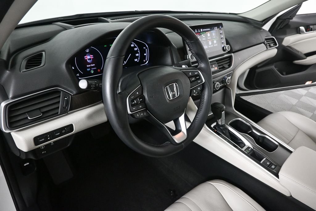 Used 2018  Honda Touring image 6