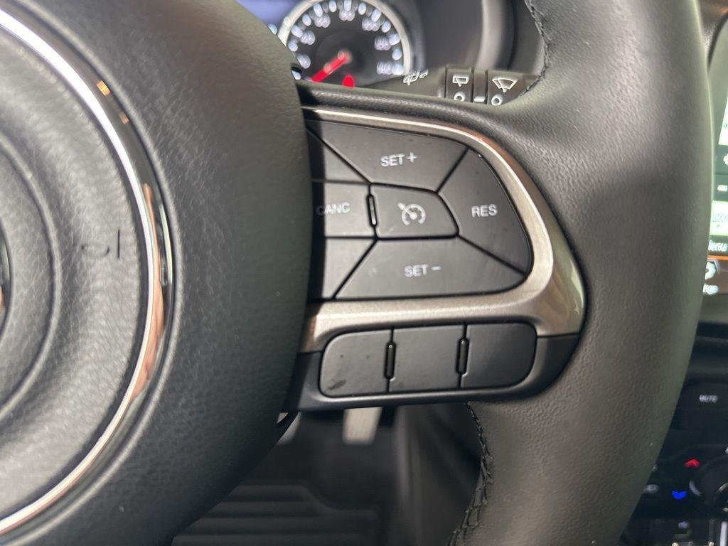 Used 2022 Sting-Gray Clearcoat Jeep Latitude image 10