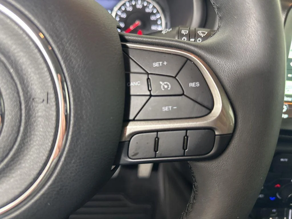 Used 2022 Sting-Gray Clearcoat Jeep Latitude image 10