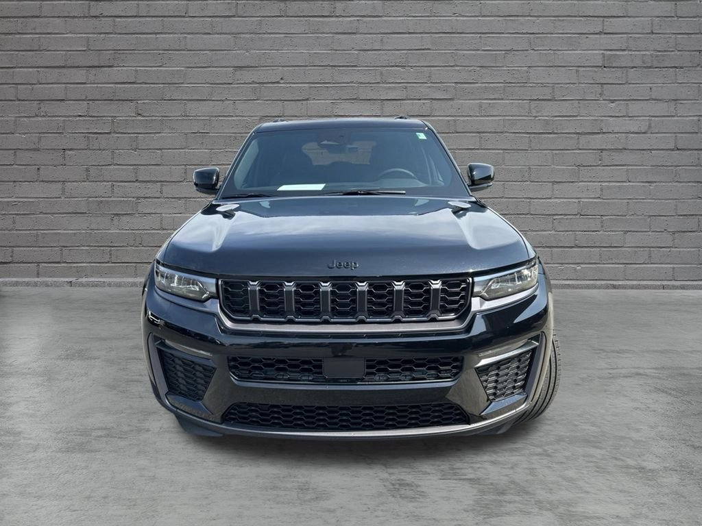 New 2026 Diamond Black Crystal Pearl-Coat Exterior Paint Jeep Limited image 2