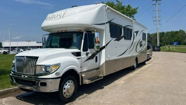 Used 2016 White INTERNATIONAL Ghost 36DS image 3