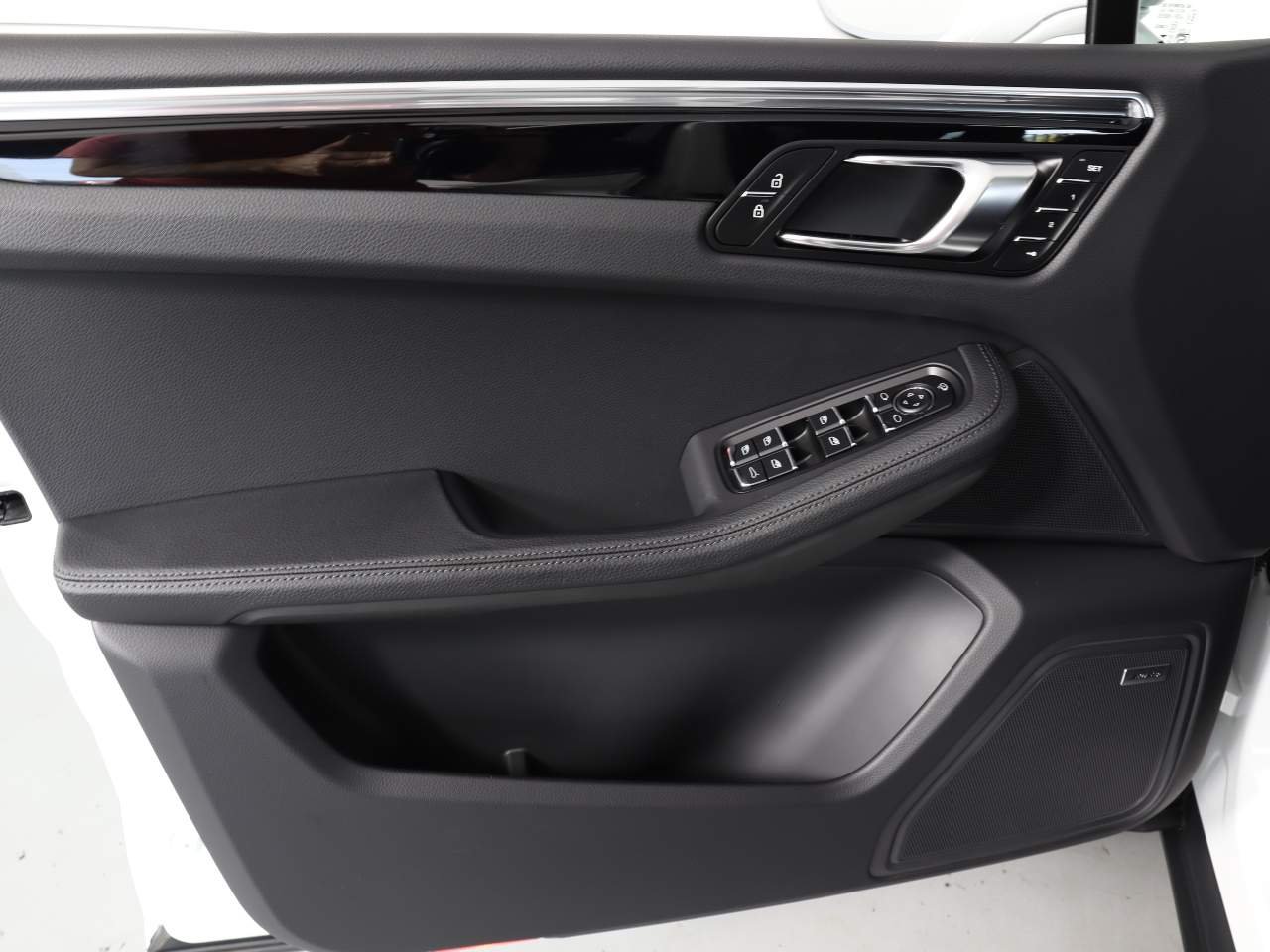 2025 Porsche Macan - Photo 22