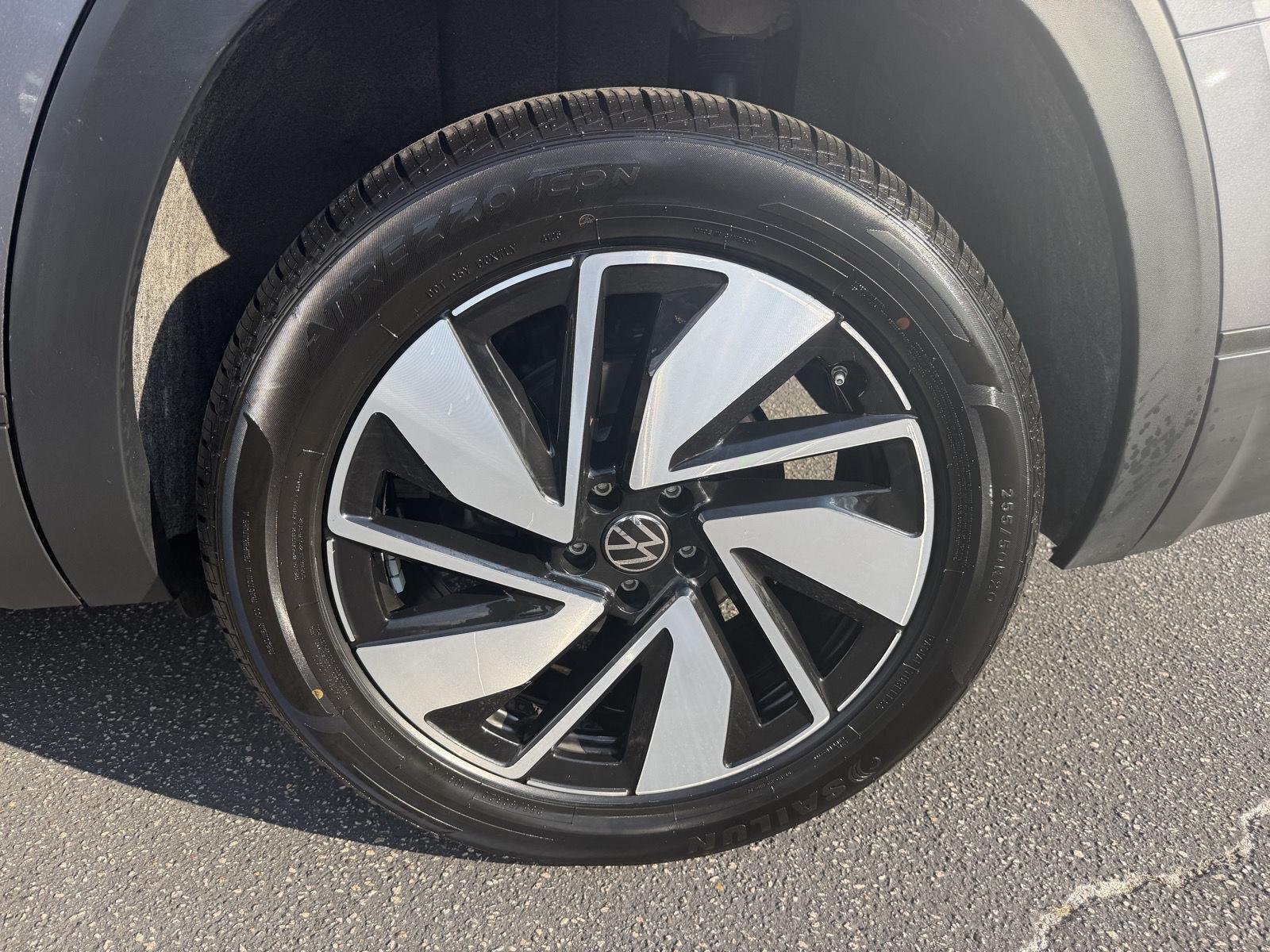 Used 2025  Volkswagen 2.0T SE w/Technology image 9
