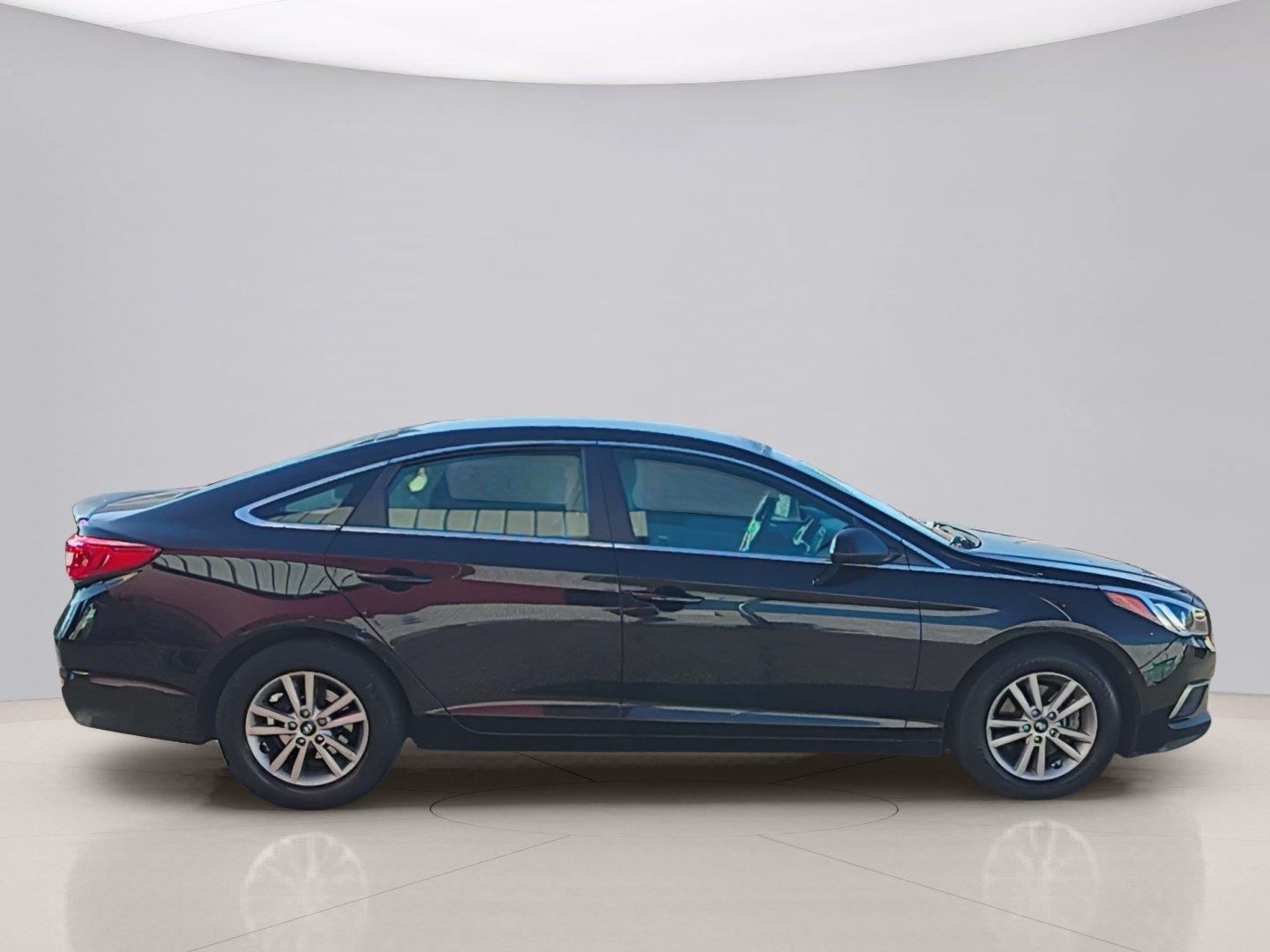 Used 2016 Black Hyundai SE image 4