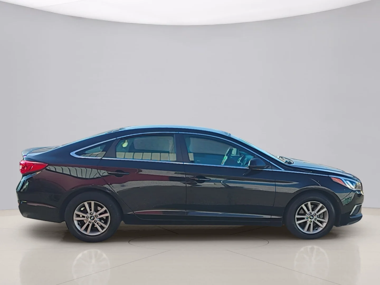 Used 2016 Black Hyundai SE image 4