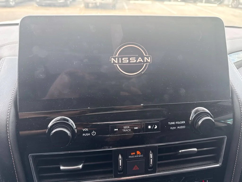 Used 2022 White Nissan Platinum image 18
