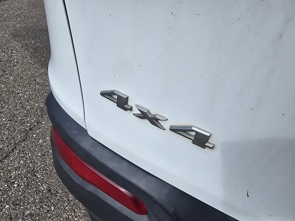 Used 2015 Bright White Clearcoat Jeep Latitude image 11