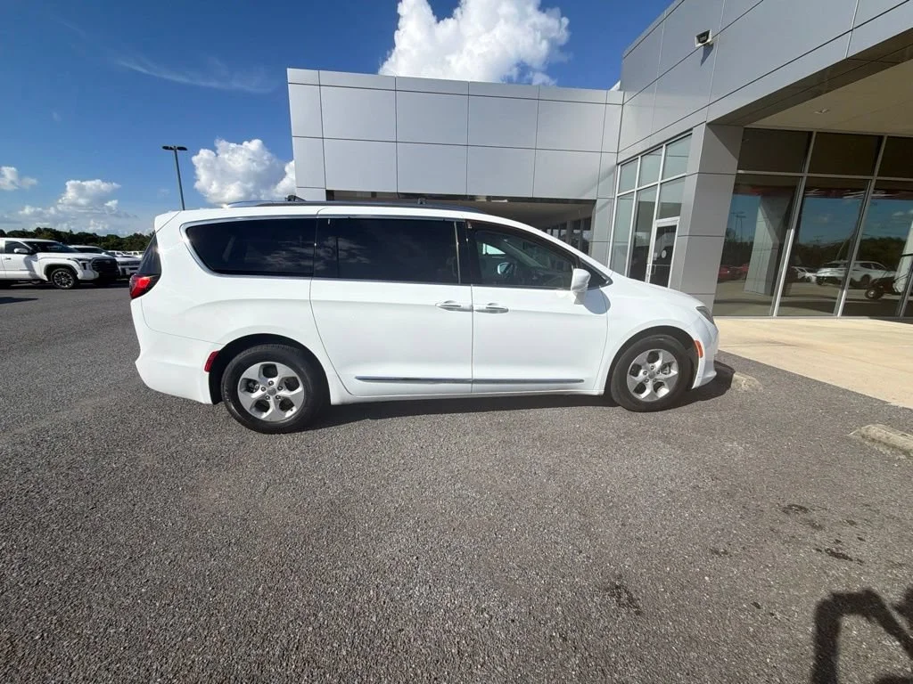 Used 2017 Bright White Clearcoat Chrysler Touring-L Plus image 7