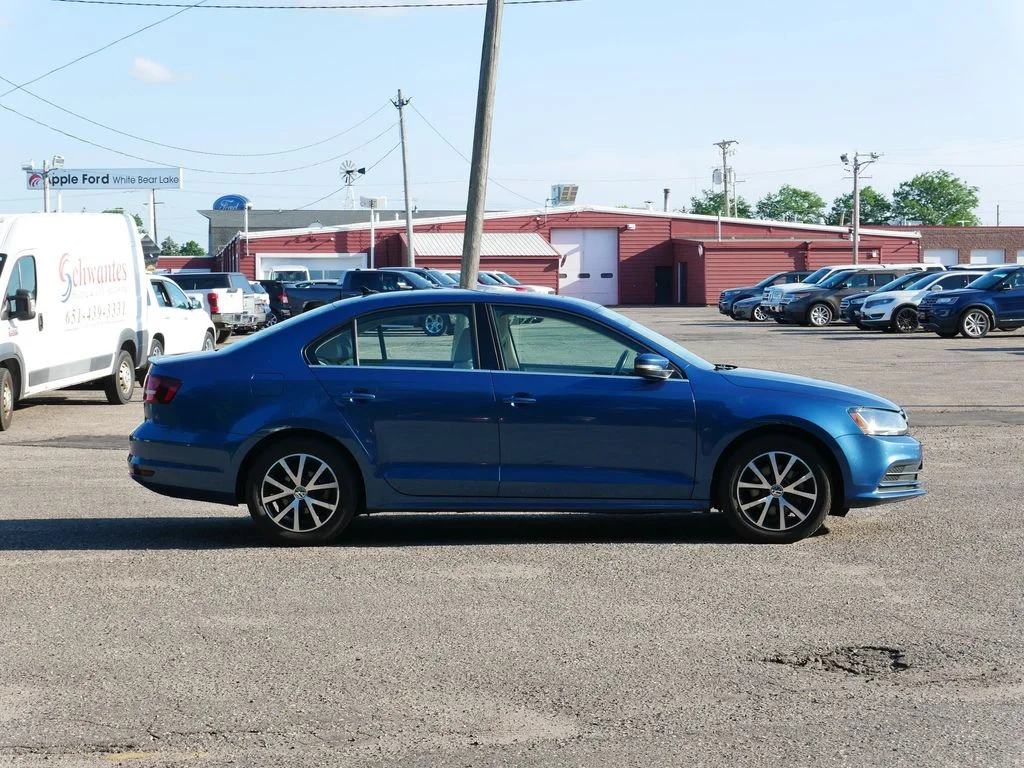 Used 2017 Blue Volkswagen 1.4T SE image 2