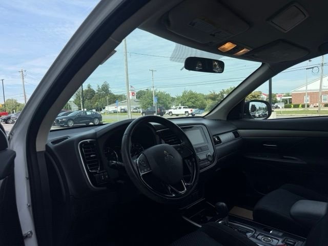 Used 2017 White Mitsubishi SEL image 12