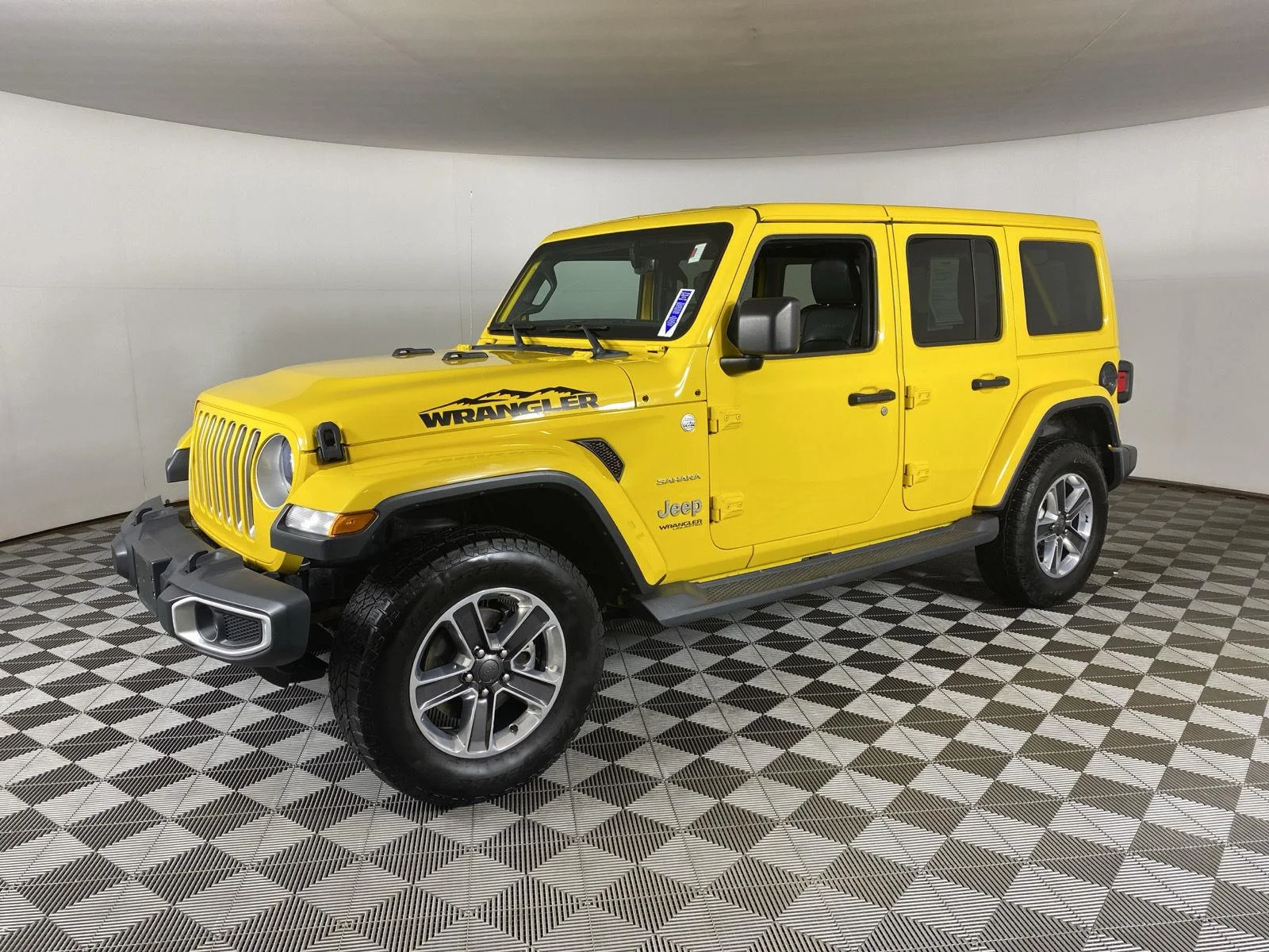 Used 2019 Hellayella Jeep Sahara image 6