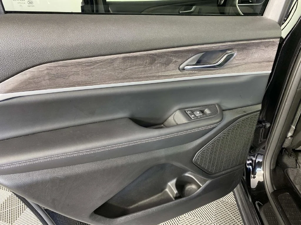 Used 2024 Diamond Black Jeep Limited image 25