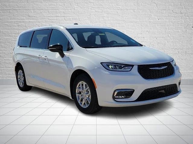 New 2026 Bright White Clear-Coat Exterior Paint Chrysler Select image 6