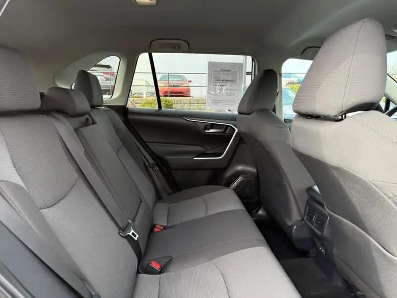 2025 Toyota RAV4 XLE - Photo 10