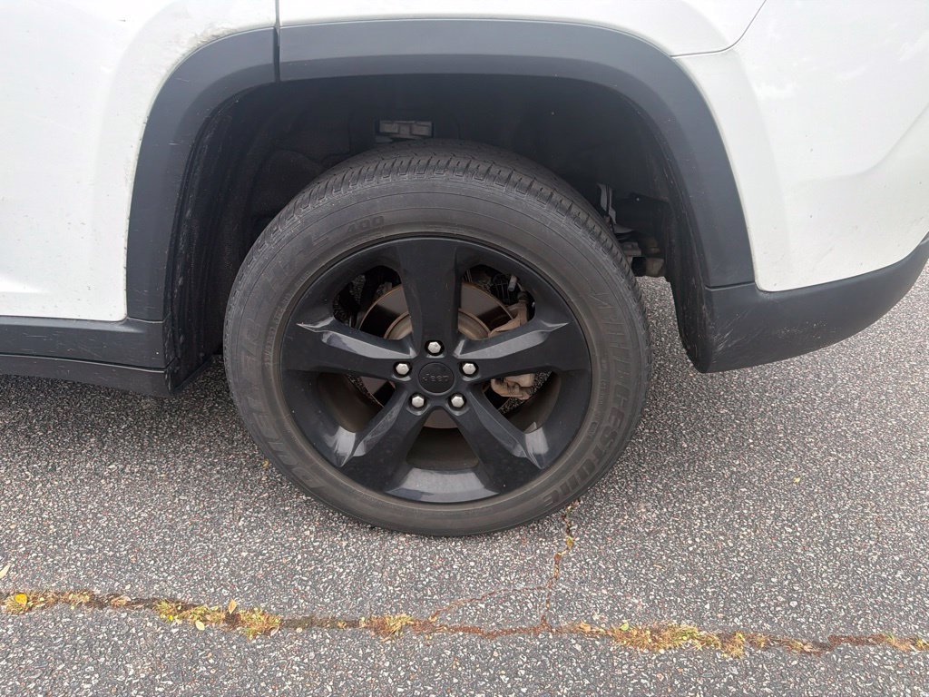 Used 2024 White Jeep Altitude image 11