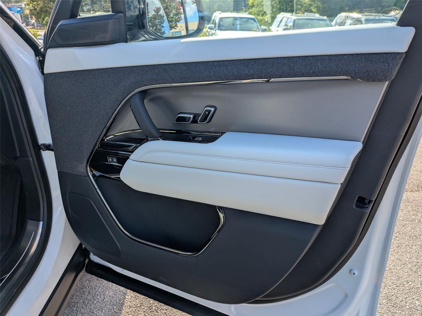 New 2026 Fuji White Land Rover SE image 32