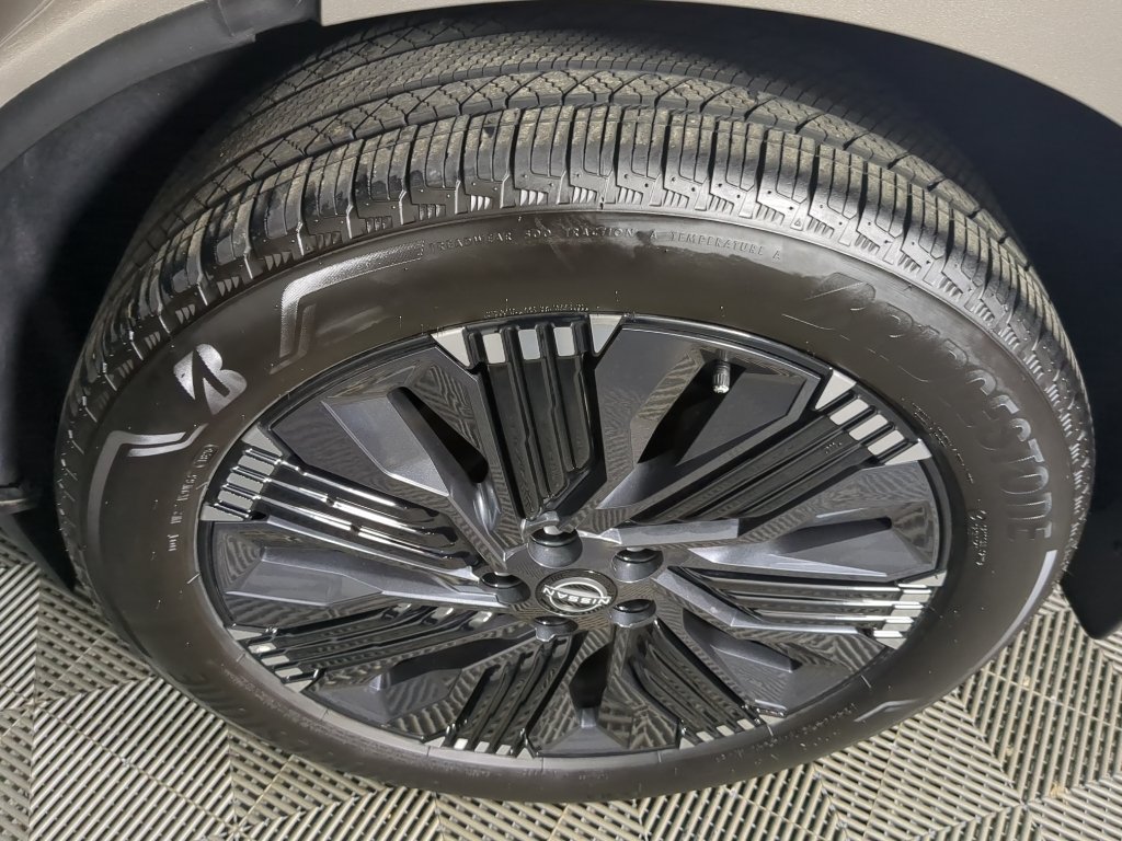 Certified Used 2025 Champagne Silver Metallic Nissan Platinum image 18