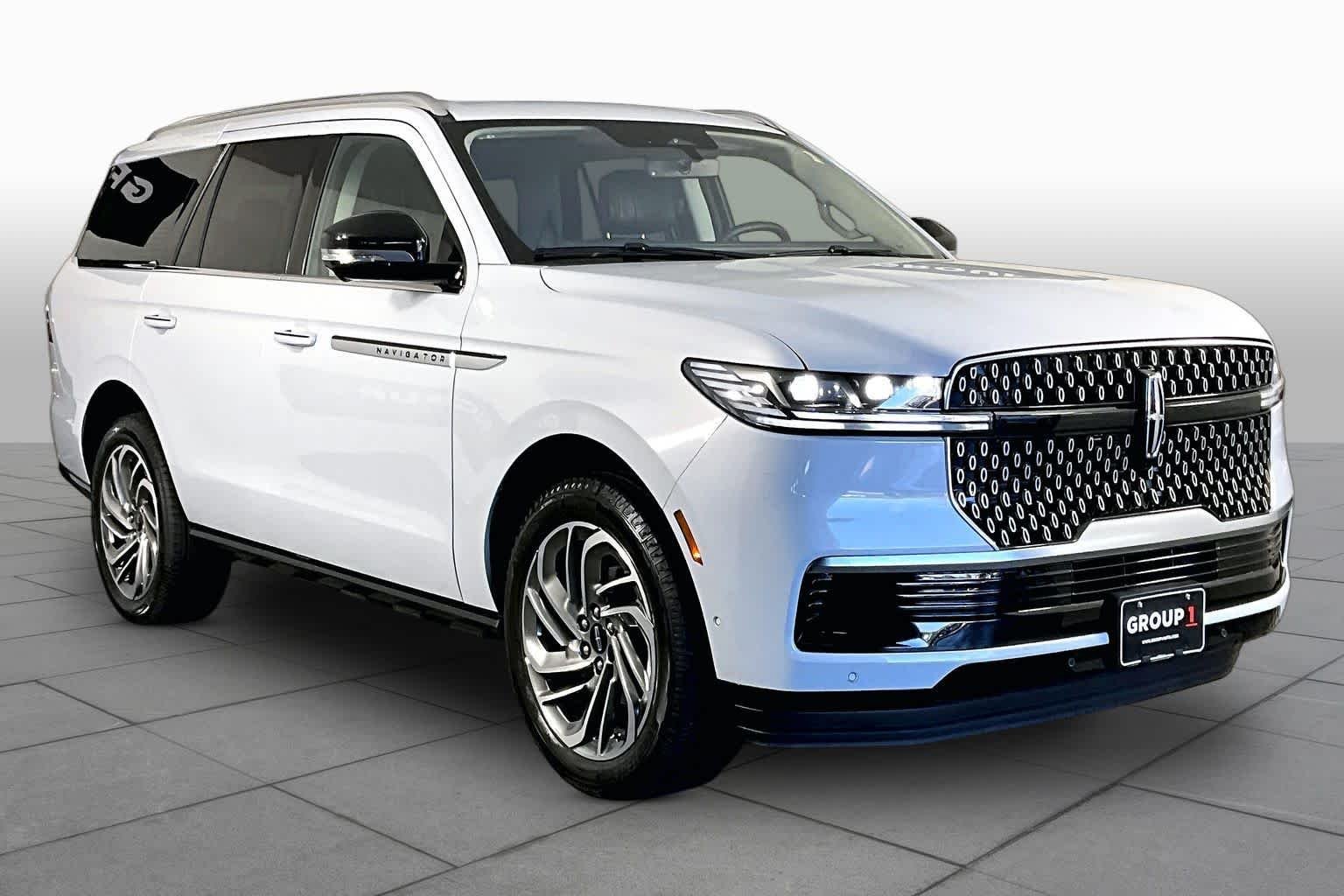 Used 2025 Crystal White Metallic Clearcoat Lincoln Reserve image 5