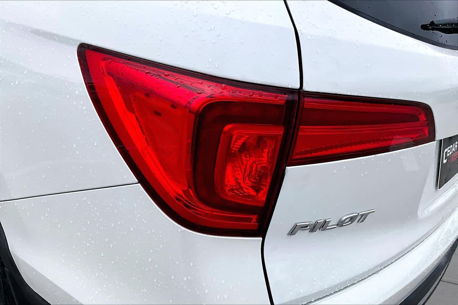 Used 2016 White Diamond Pearl Honda Touring image 29