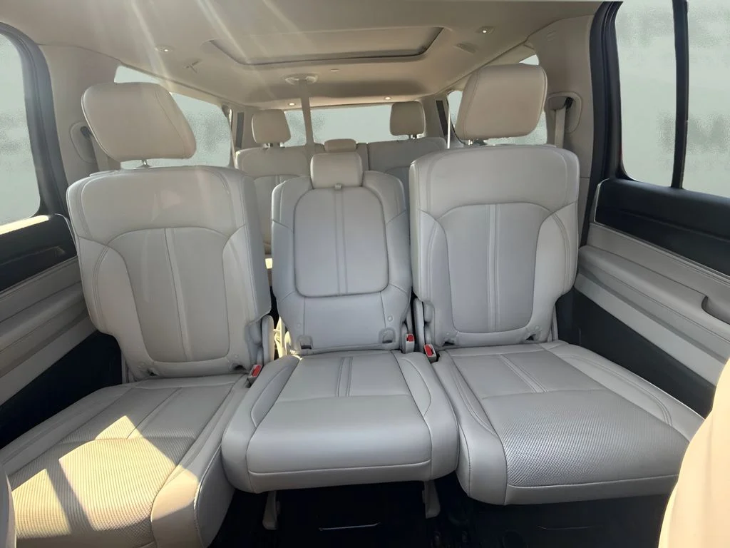 Used 2024 Gray Jeep Base image 11