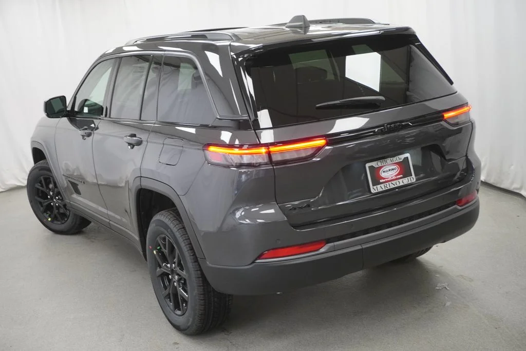 New 2026 Baltic Gray Metallic Clear-Coat Exterior Paint Jeep Altitude image 11