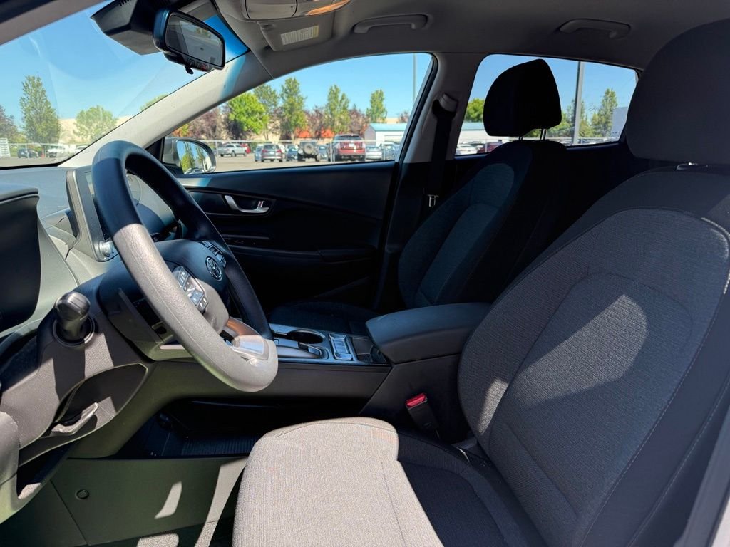 Used 2023 Lunar White w/Black Roof Hyundai SE image 9