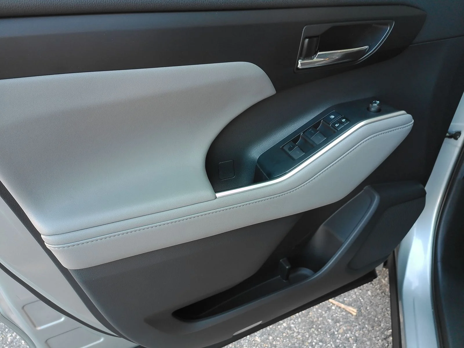 Used 2020 Silver Toyota XLE image 22