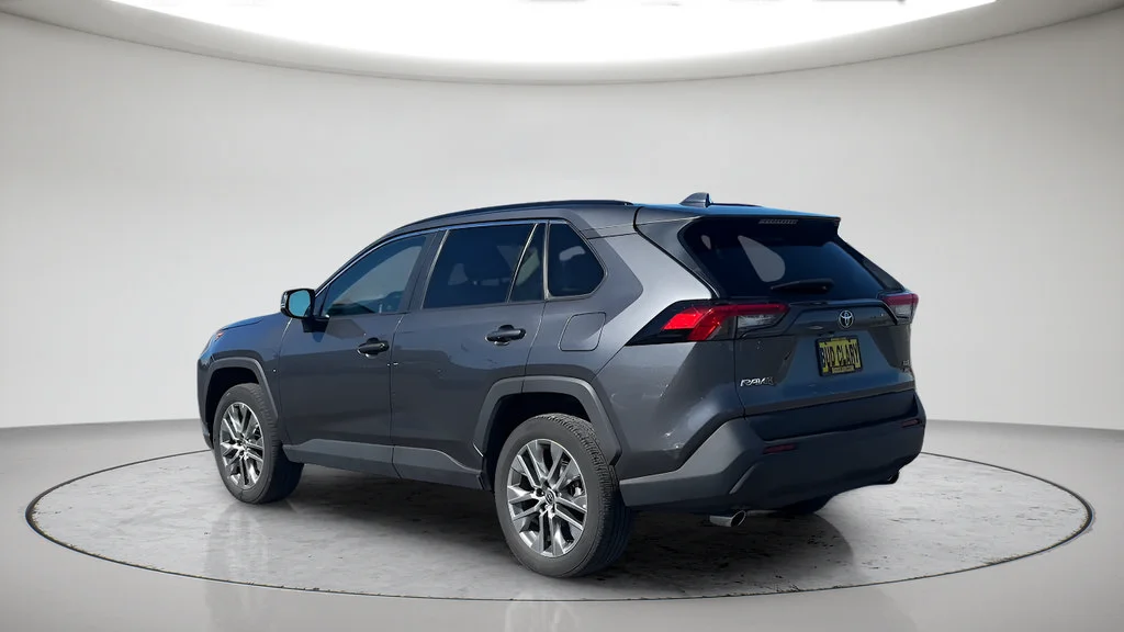Used 2023  Toyota XLE Premium image 7