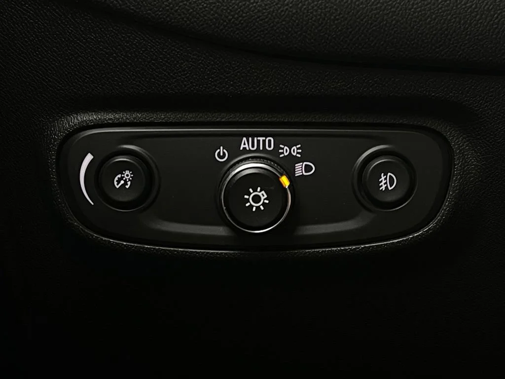 Used 2020 SILVER ICE METALLIC Chevrolet Premier image 24