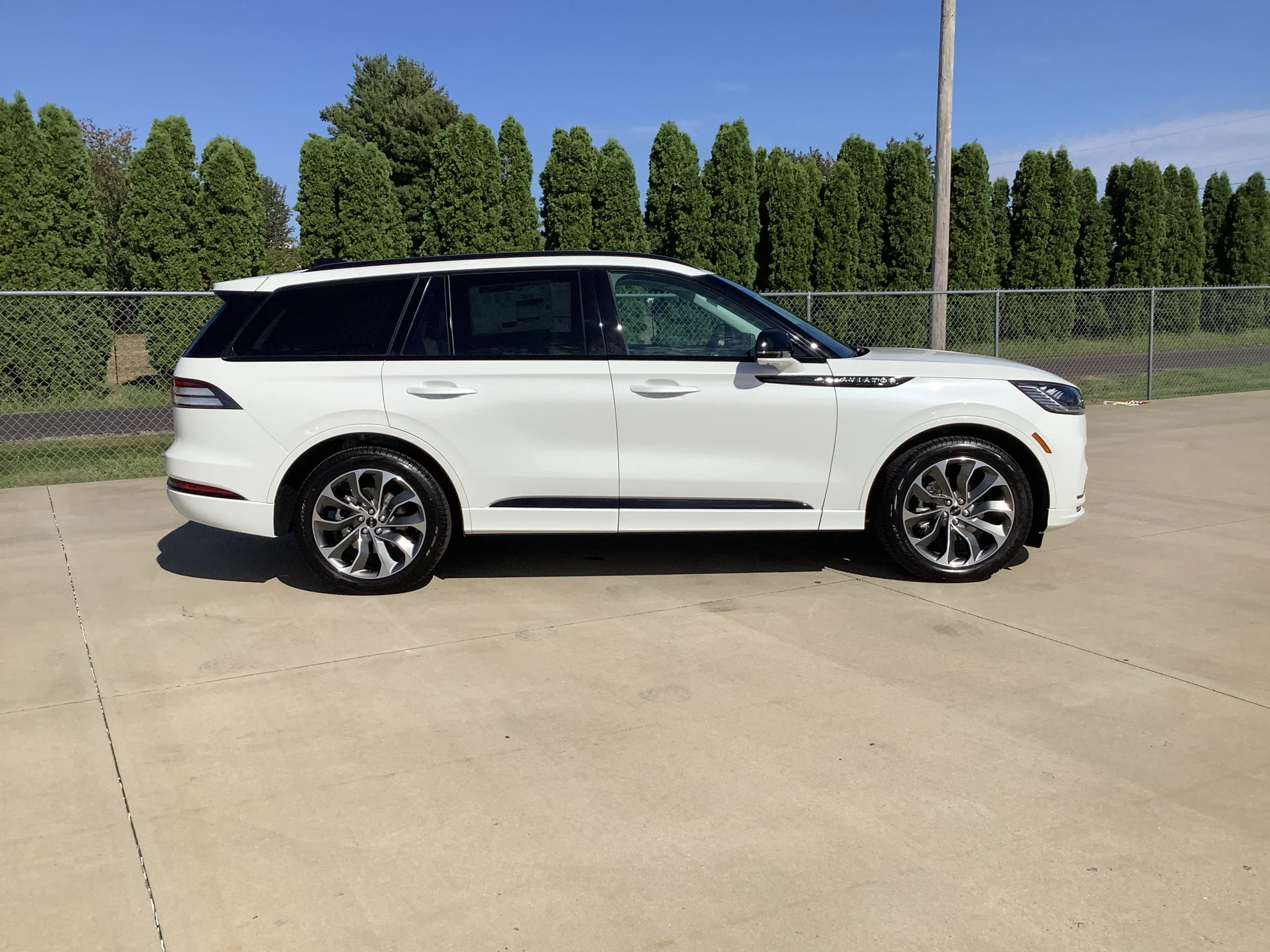 New 2027 Pristine White Metallic Tri-Coat Lincoln Premiere image 3