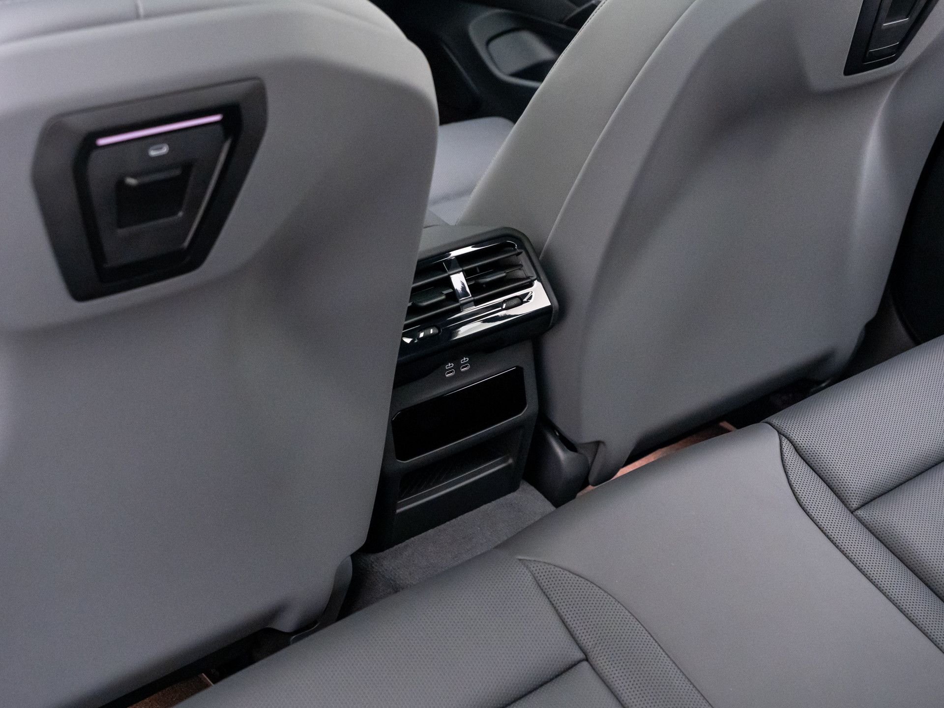 New 2027 Black Sapphire Metallic BMW 550e xDrive image 18
