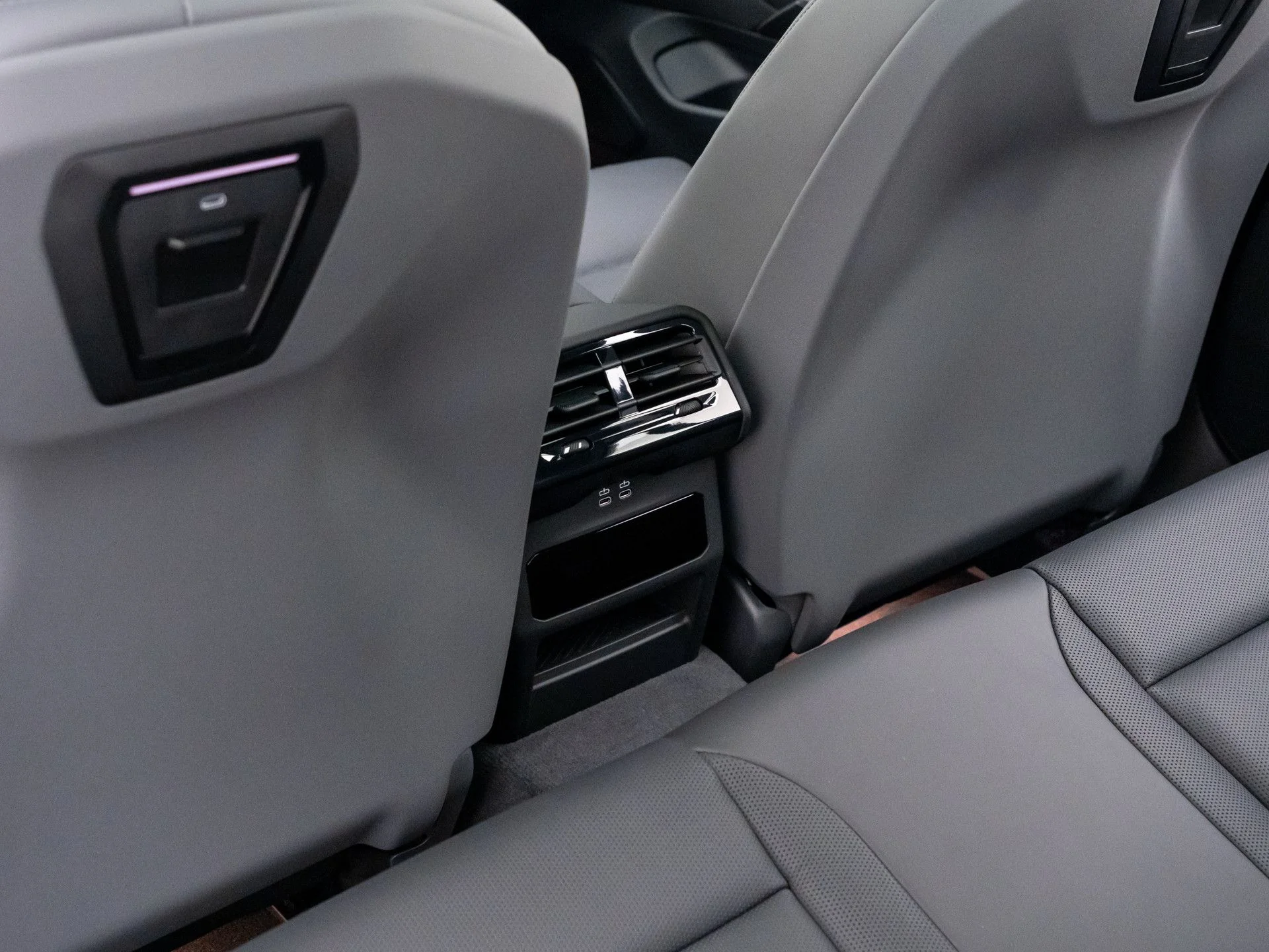New 2027 Dk. BMW 550e xDrive image 18