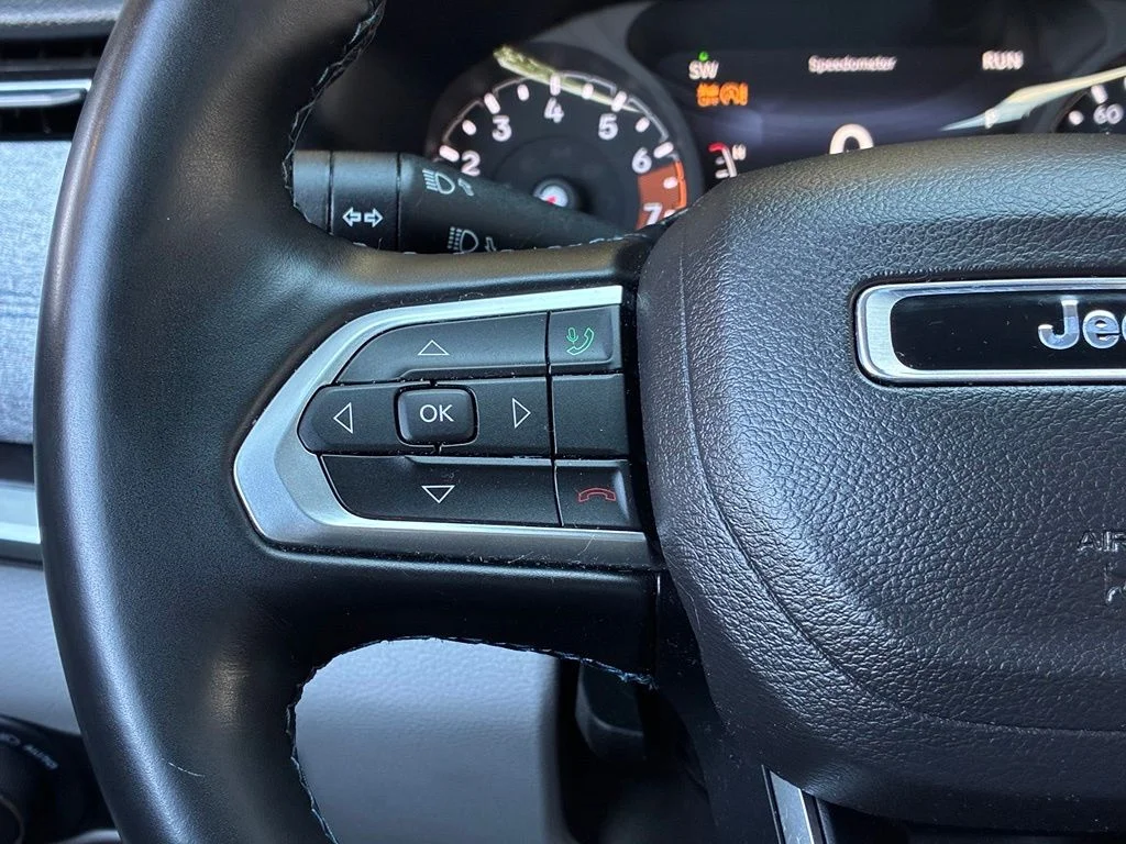 Used 2022 Red Jeep Latitude image 32