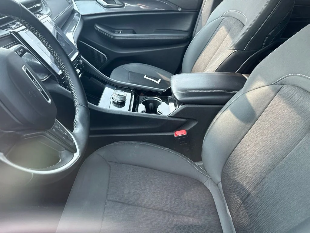 Used 2021 White Jeep Laredo image 4