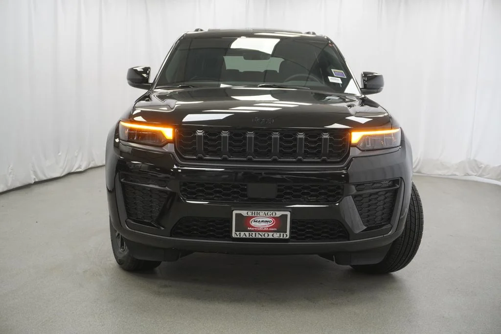 New 2026 Diamond Black Crystal Pearl-Coat Exterior Paint Jeep Altitude image 7