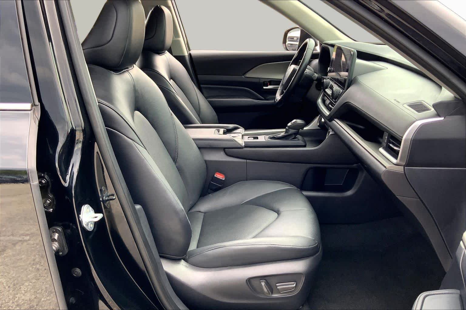 Used 2025 Midnight Black Metallic Toyota XLE image 9