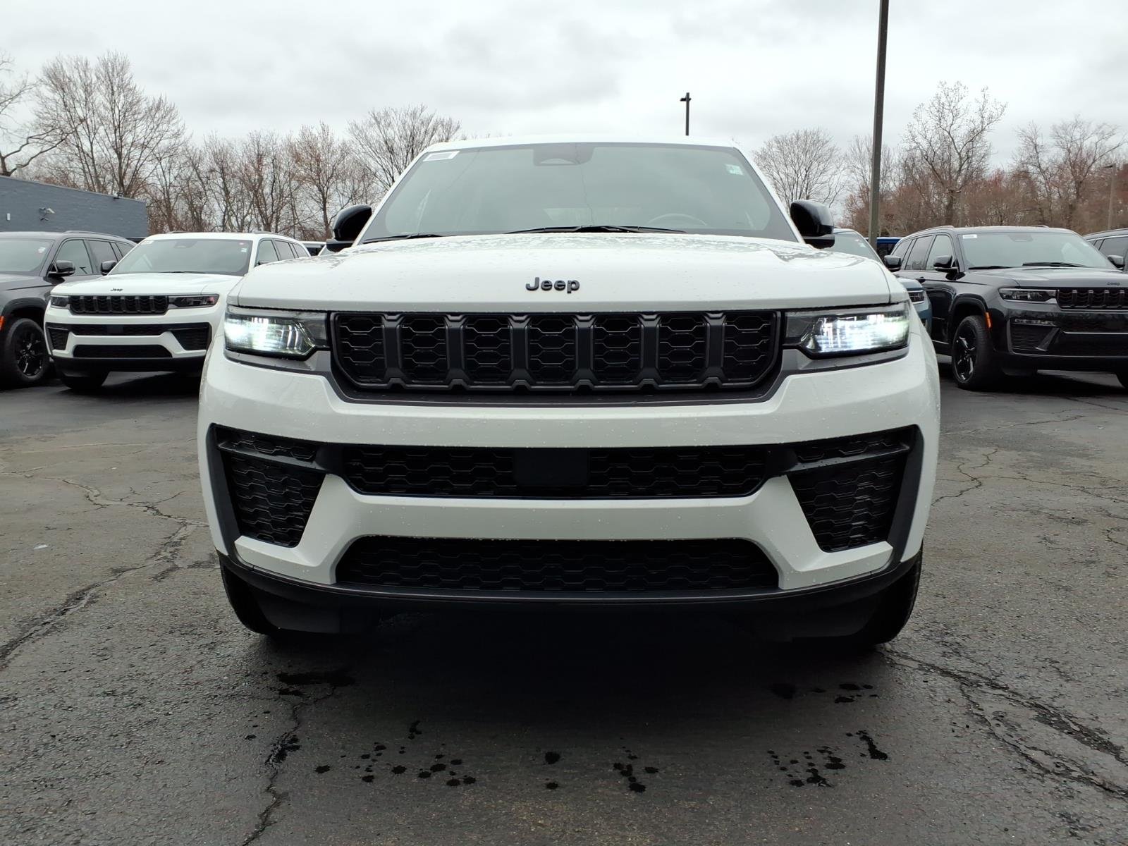 New 2026 Bright White Clear-Coat Exterior Paint Jeep Altitude image 8