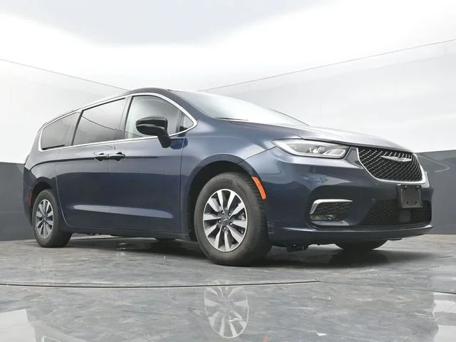 2024 Chrysler Pacifica Hybrid Select PHEV's photo